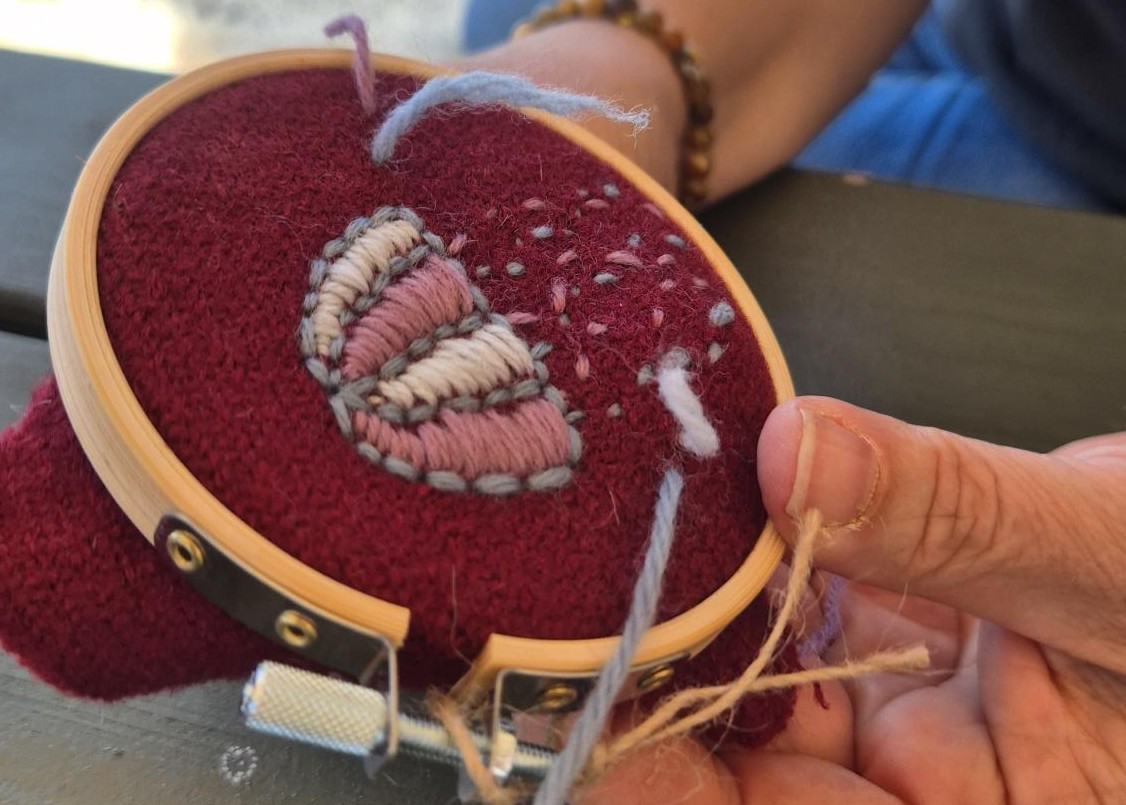 Sommersjov i børnehøjde Øhavsmuseet broderi 7 5 tryl med tråd på Øhavsmuseet i efterårsferien